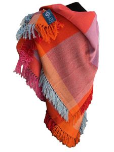 Kadi Pajupuu käsitsi kootud sall või viskematt - hand woven shawl or throw rug - Hero Image