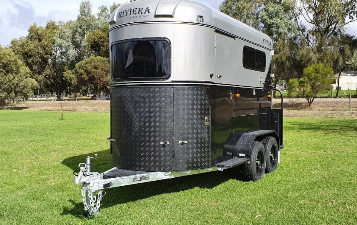 Riveria 2hslx-tak Horse Float - Hero image