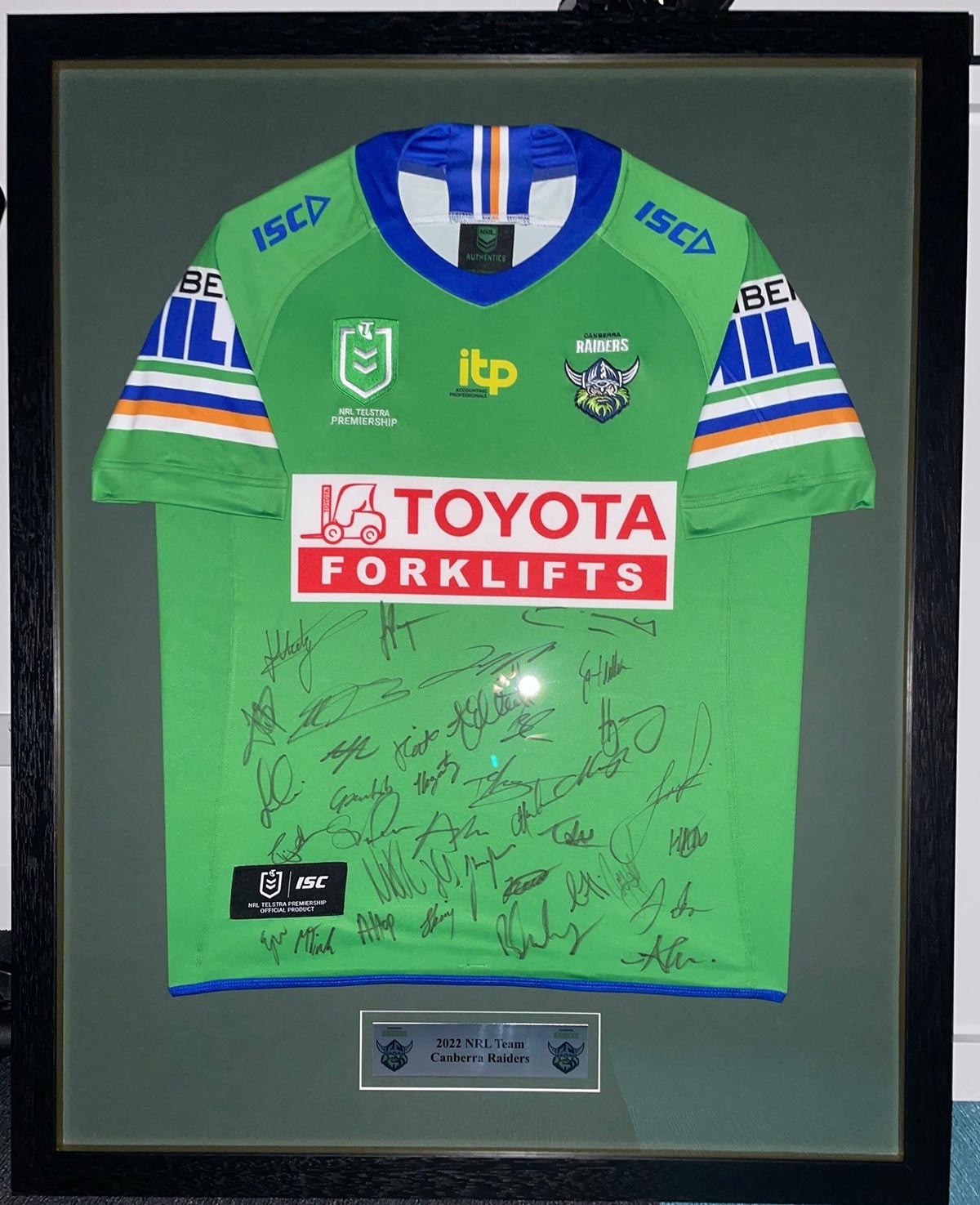 Signed and framed 2022 Raiders jersey - Image 1