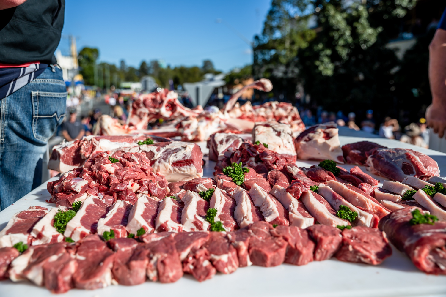 Grafische Darstellung der Umsatzanforderungsberechnung mit Stapeln aus Spielmünzen